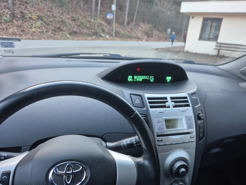 Toyota Yaris 1.3, снимка 5 - Автомобили и джипове - 52676592