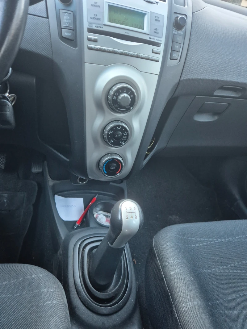 Toyota Yaris 1.3, снимка 7 - Автомобили и джипове - 52676592