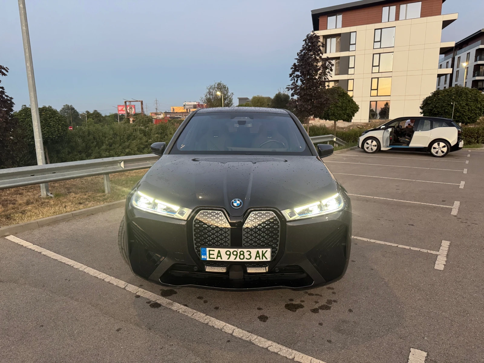 BMW iX xDrive 40 ПАНОРАМА| Laserlight| 4WheelSteer| Harma, снимка 3 - Автомобили и джипове - 56024206