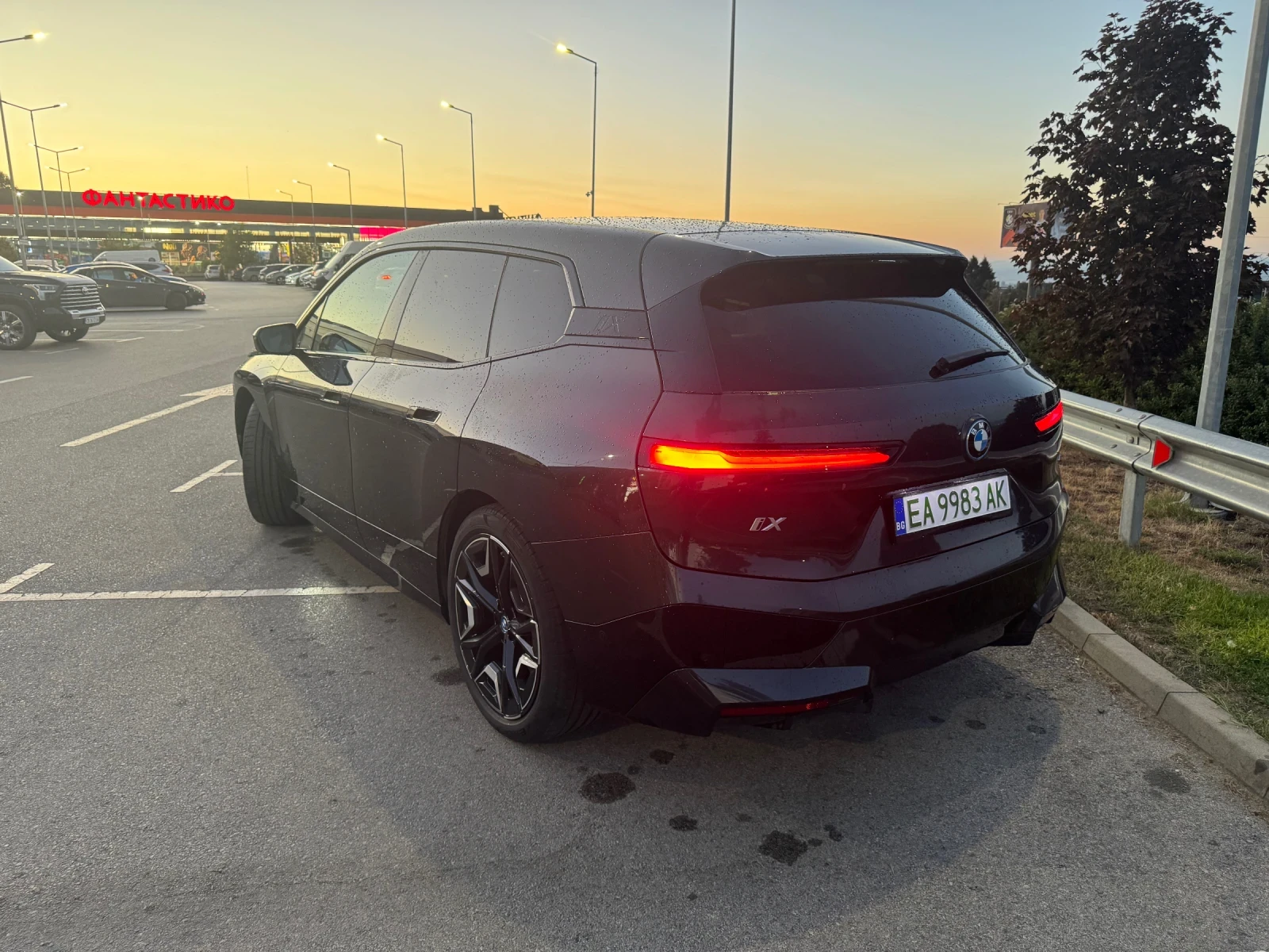 BMW iX xDrive 40 ПАНОРАМА| Laserlight| 4WheelSteer| Harma, снимка 4 - Автомобили и джипове - 56024206