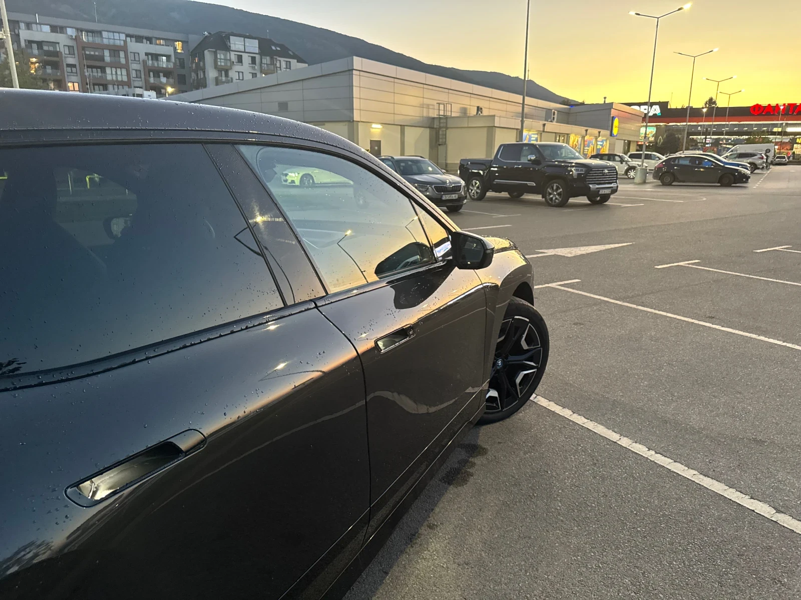 BMW iX xDrive 40 ПАНОРАМА| Laserlight| 4WheelSteer| Harma, снимка 12 - Автомобили и джипове - 56024206