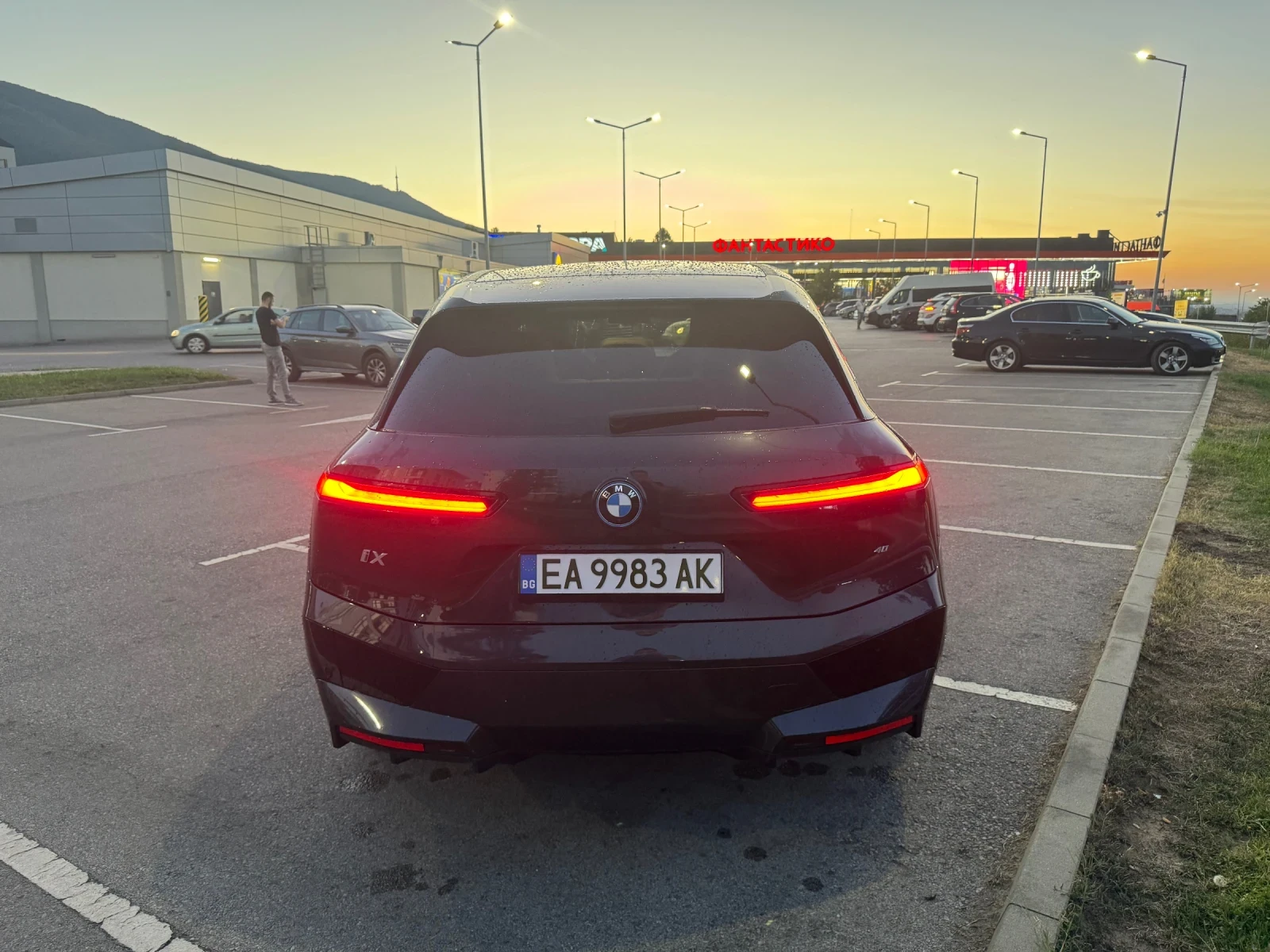 BMW iX xDrive 40 ПАНОРАМА| Laserlight| 4WheelSteer| Harma, снимка 5 - Автомобили и джипове - 56024206