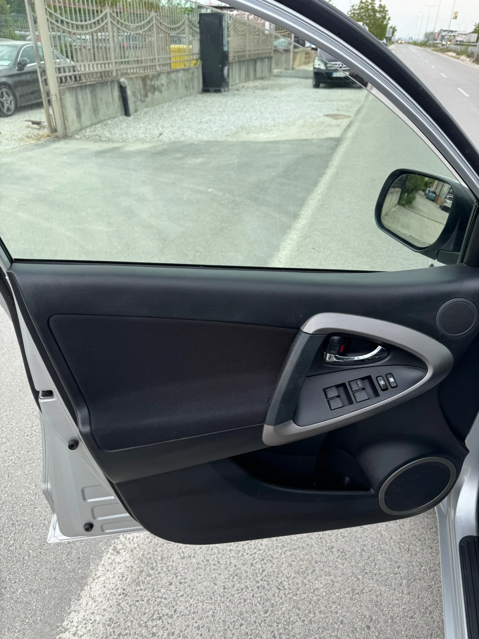 Toyota Rav4 2.0 бензин* АВТОМАТИК* УНИКАЛЕН , снимка 11 - Автомобили и джипове - 54457407