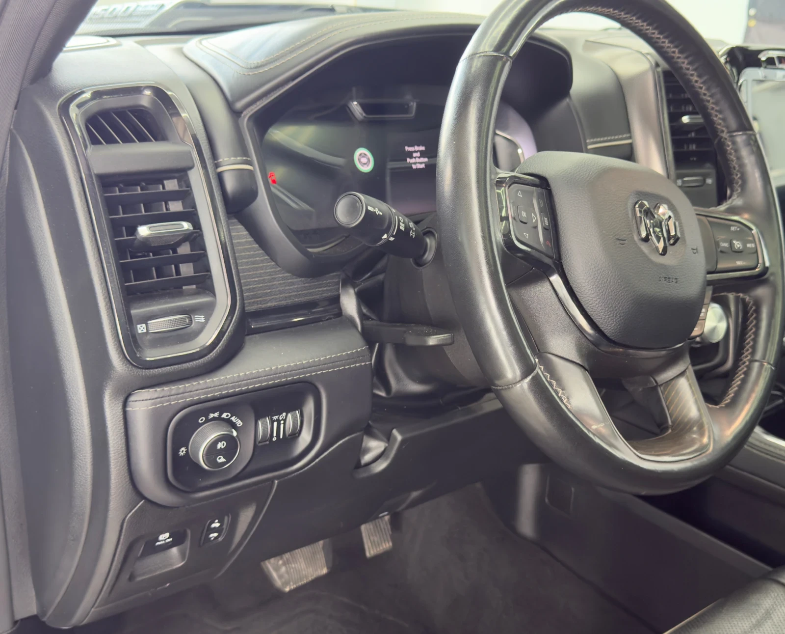 Dodge RAM 1500 Night Edition Pack | 5.7L HEMI V8 eTorque | Borla , снимка 12 - Автомобили и джипове - 54846540