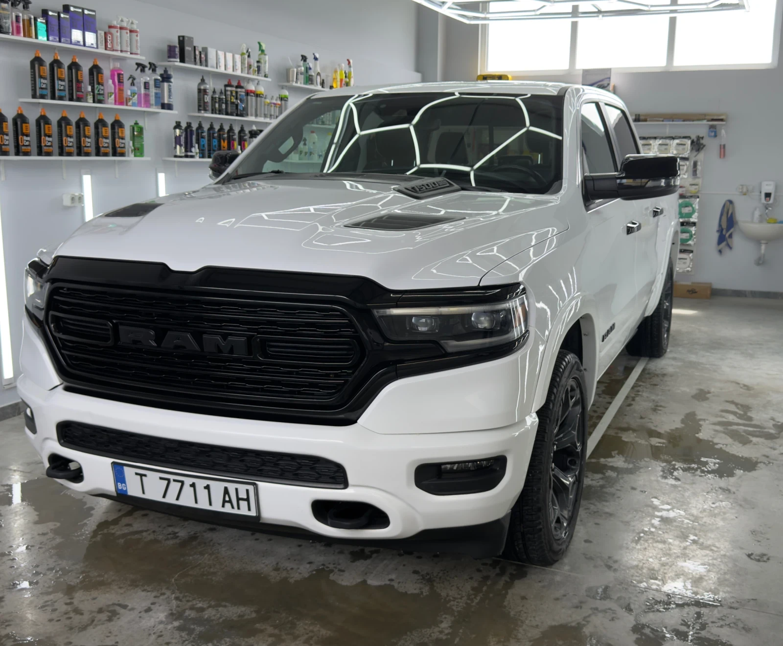Dodge RAM 1500 Night Edition Pack | 5.7L HEMI V8 eTorque | Borla , снимка 3 - Автомобили и джипове - 54846540