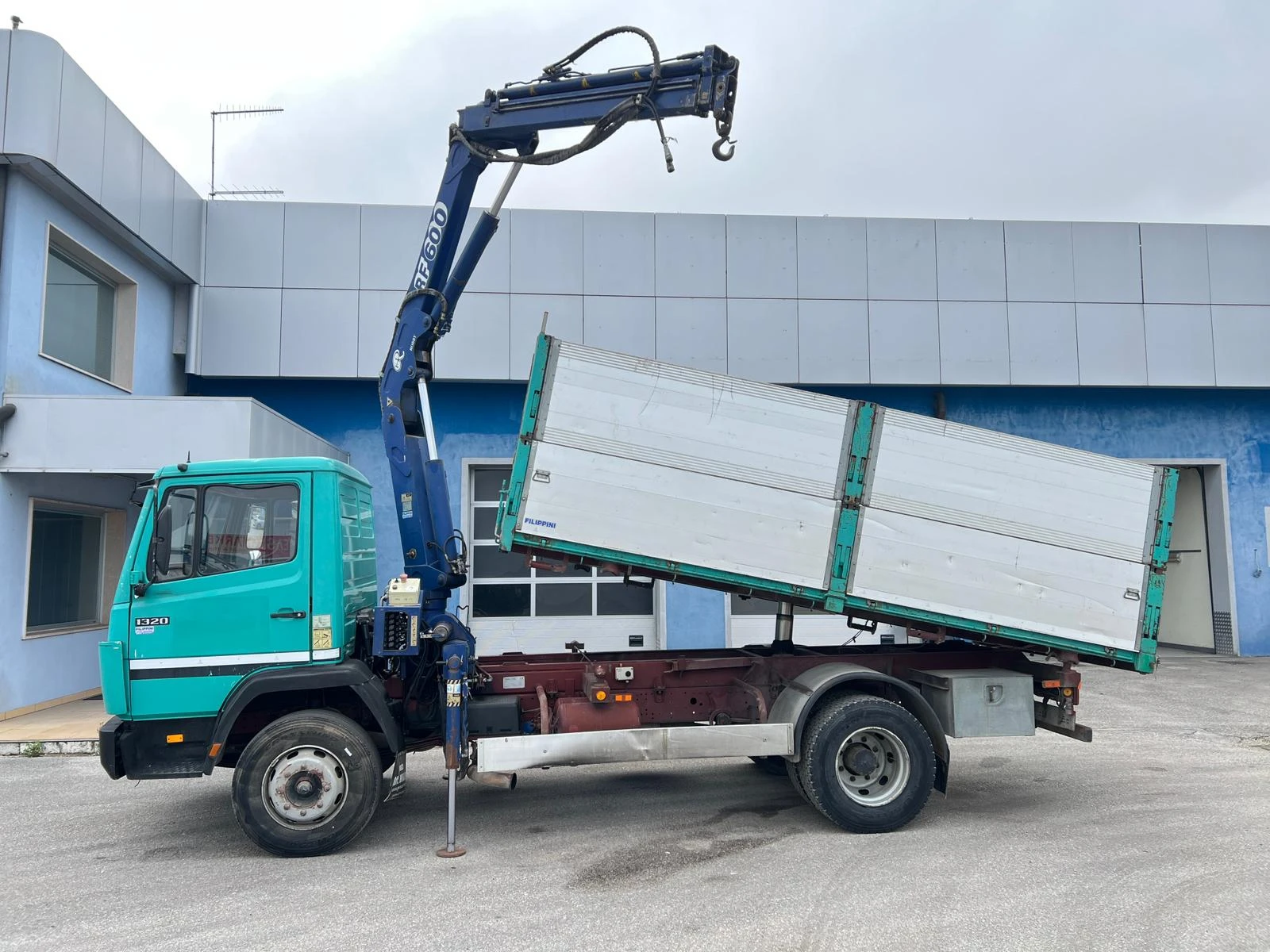 Mercedes-Benz 1320 Тристранен самосвал + Кран Ferrari, снимка 4 - Камиони - 53966448