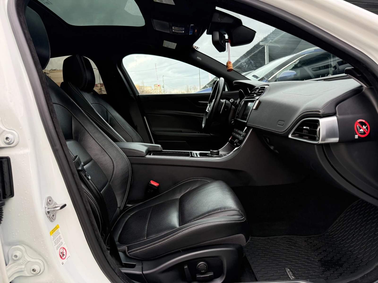 Jaguar XE R-SPORT - изображение 8