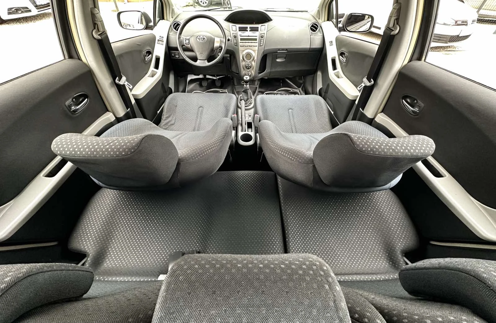 Toyota Yaris 1.3i-VVT 100HP EURO4, снимка 9 - Автомобили и джипове - 54032621