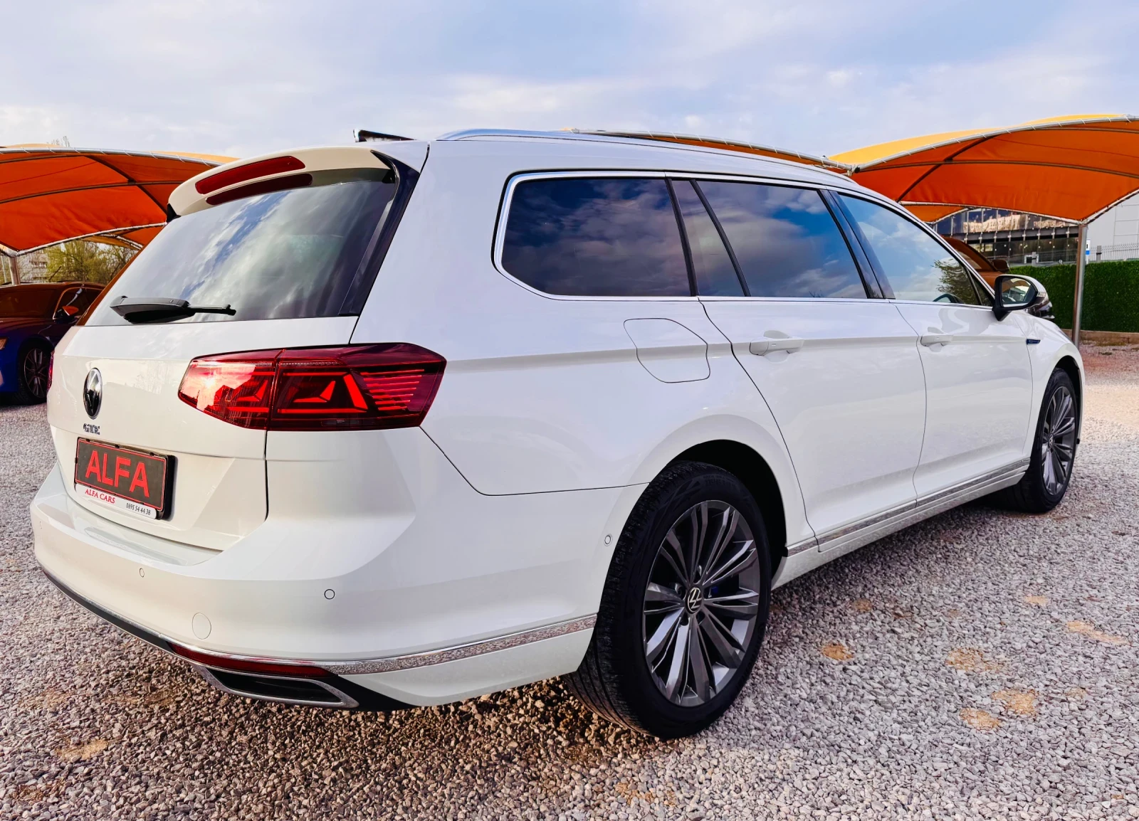 VW Passat 1.4GTE/R-LINE/ВС.ЕКСТРИ/НАП.ОБСЛУЖЕНА/НОВА///, снимка 6 - Автомобили и джипове - 54195848