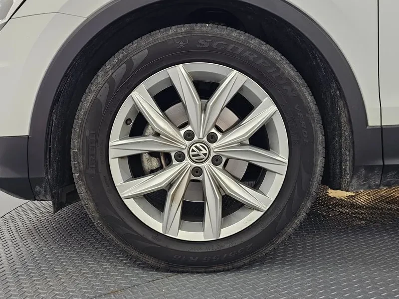 VW Tiguan 2.0 Tdi Premium, снимка 4 - Автомобили и джипове - 55888596