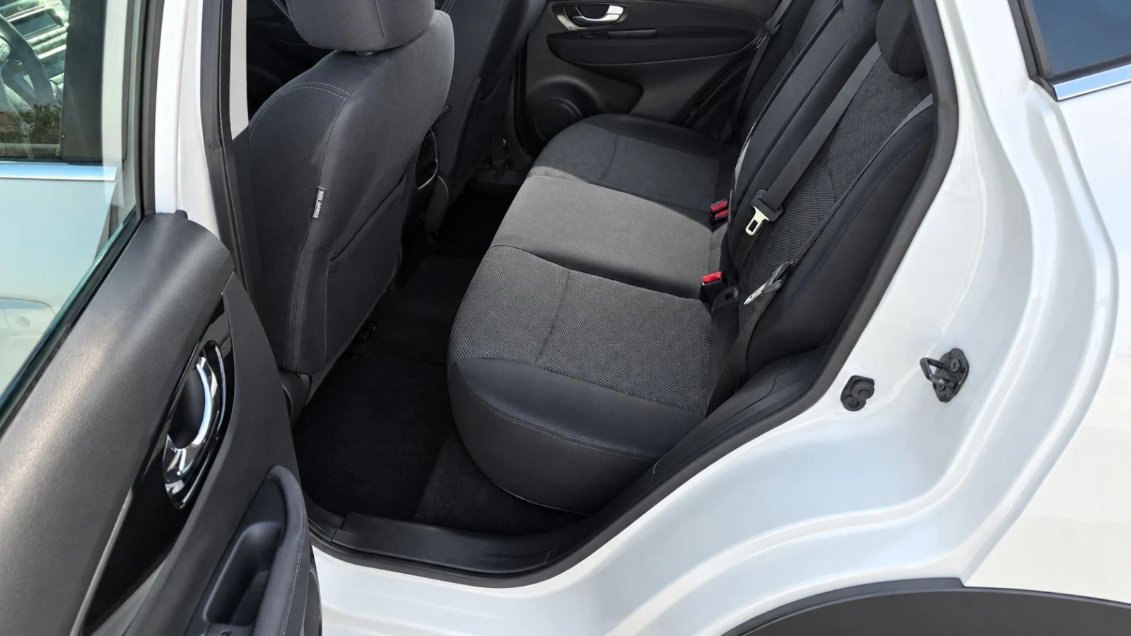 Nissan Qashqai 1.2 DIG-T-Euro 6-116hp, снимка 9 - Автомобили и джипове - 56310143