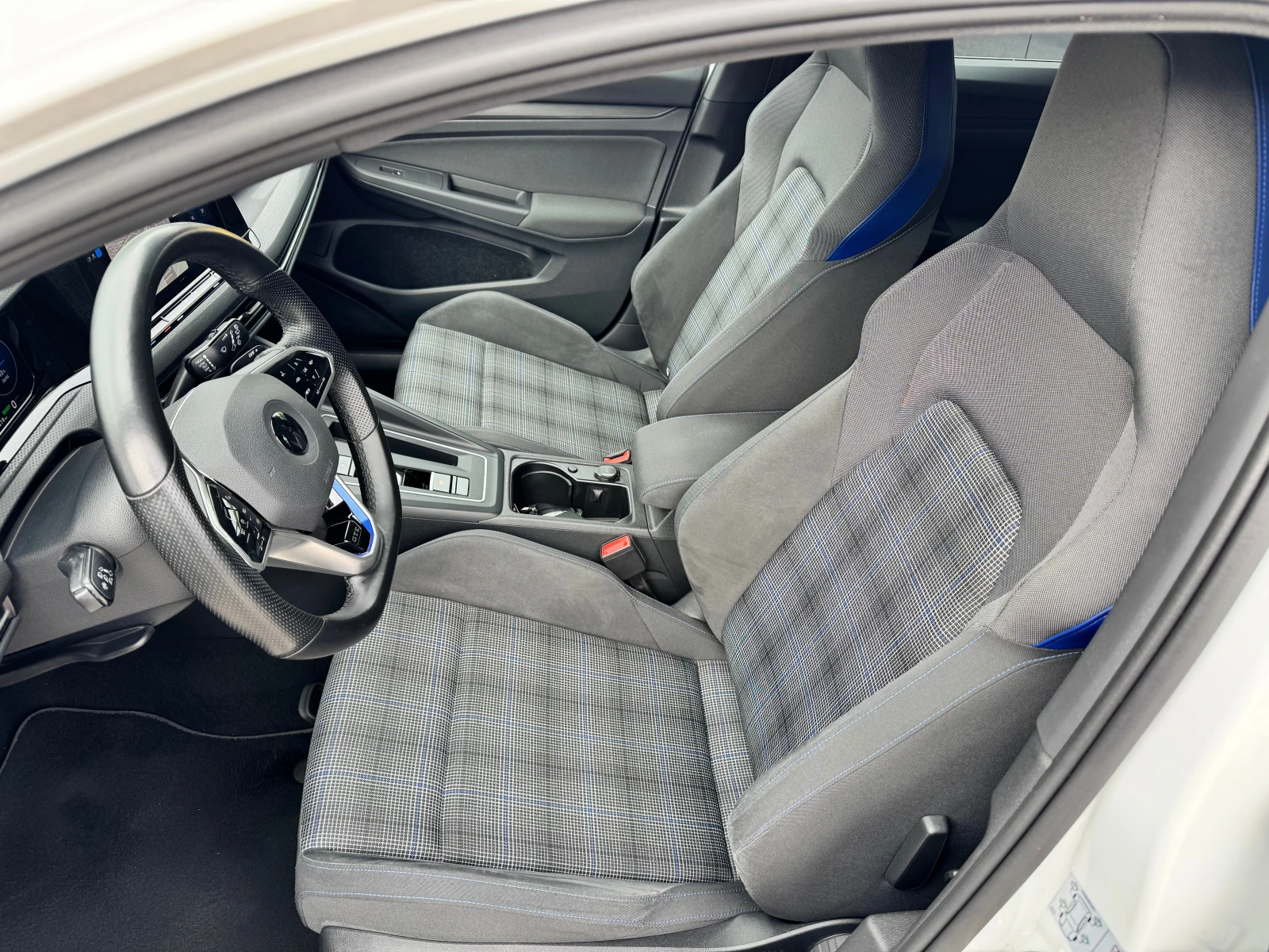 VW Golf 1.4GTE 245к.с ГАРАНЦИЯ 2021г. Обслужен във VW - изображение 8