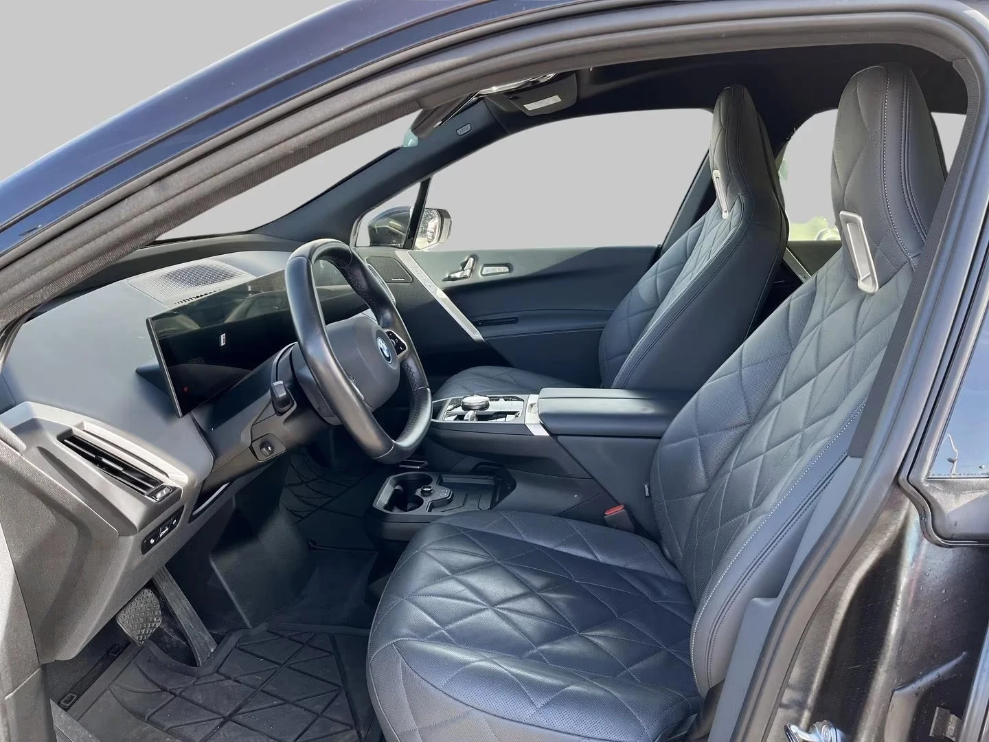 BMW iX 50/523HP/SKYLOUNGE/PANO/LASER/360/171h, снимка 7 - Автомобили и джипове - 53948361