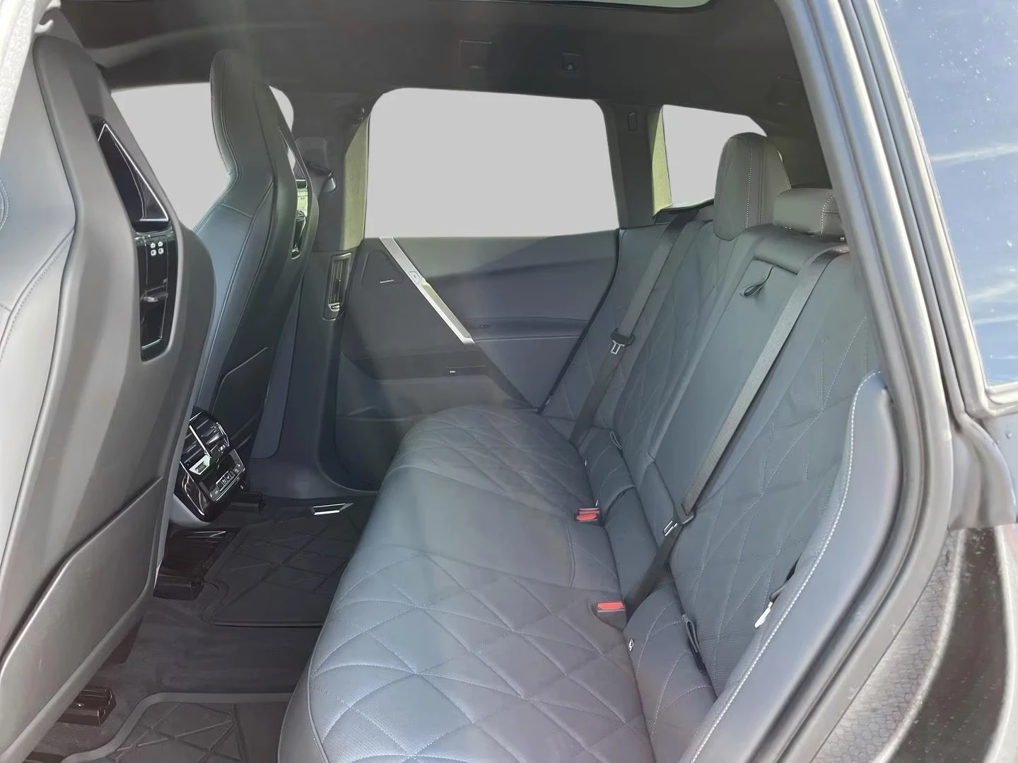 BMW iX 50/523HP/SKYLOUNGE/PANO/LASER/360/171h, снимка 8 - Автомобили и джипове - 53948361