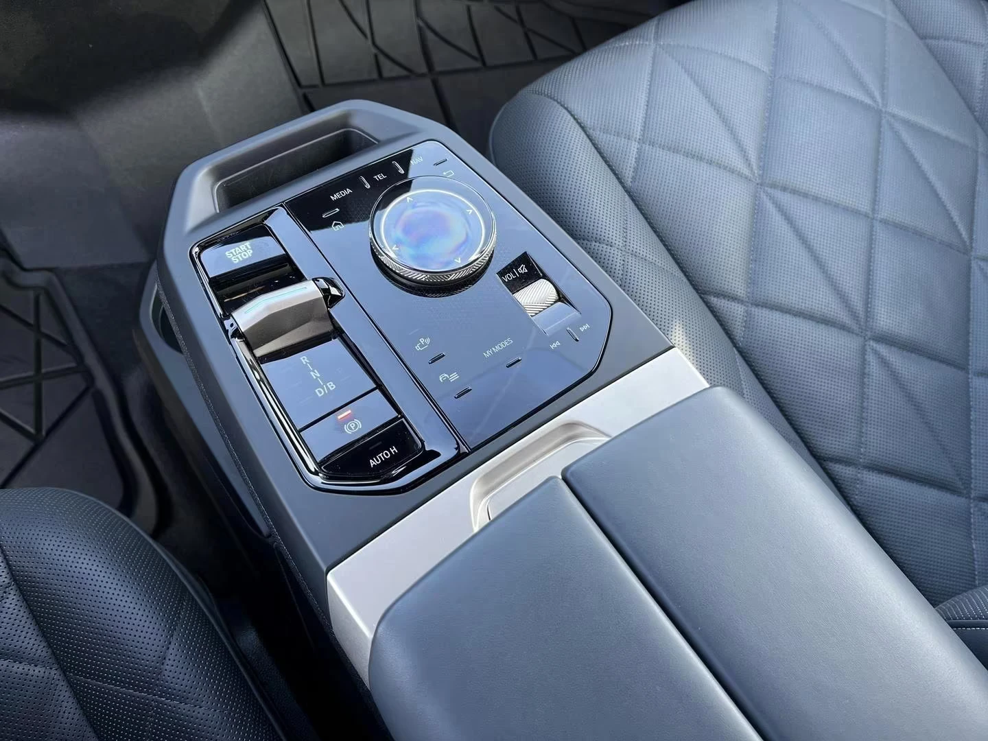 BMW iX 50/523HP/SKYLOUNGE/PANO/LASER/360/171h, снимка 11 - Автомобили и джипове - 53948361