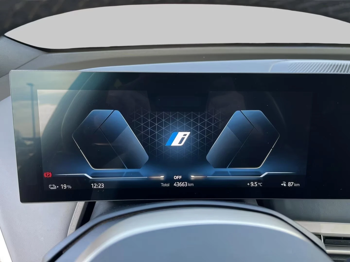 BMW iX 50/523HP/SKYLOUNGE/PANO/LASER/360/171h, снимка 9 - Автомобили и джипове - 53948361