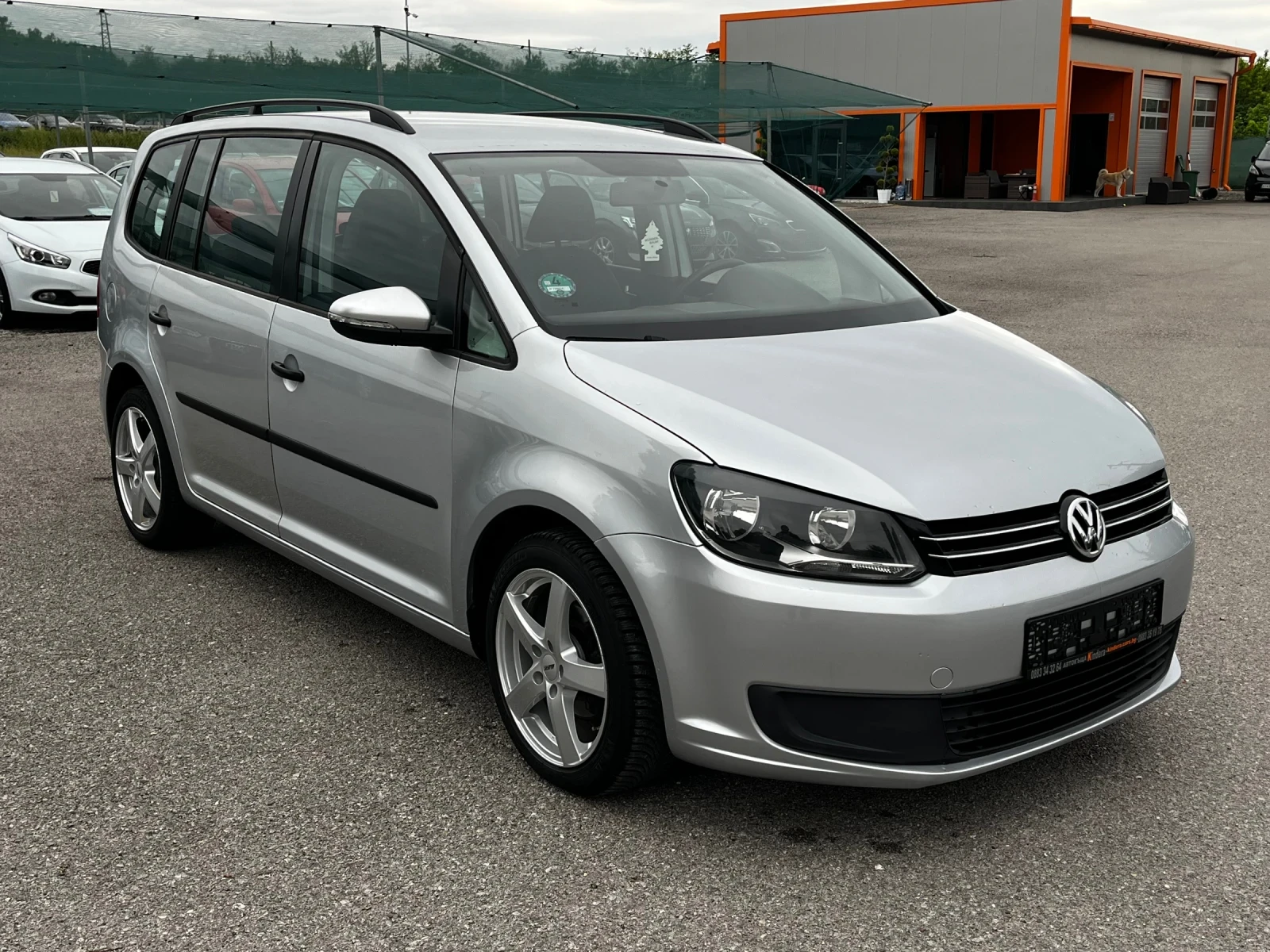 VW Touran 1.6TDI 6ск 7места, снимка 7 - Автомобили и джипове - 54681218