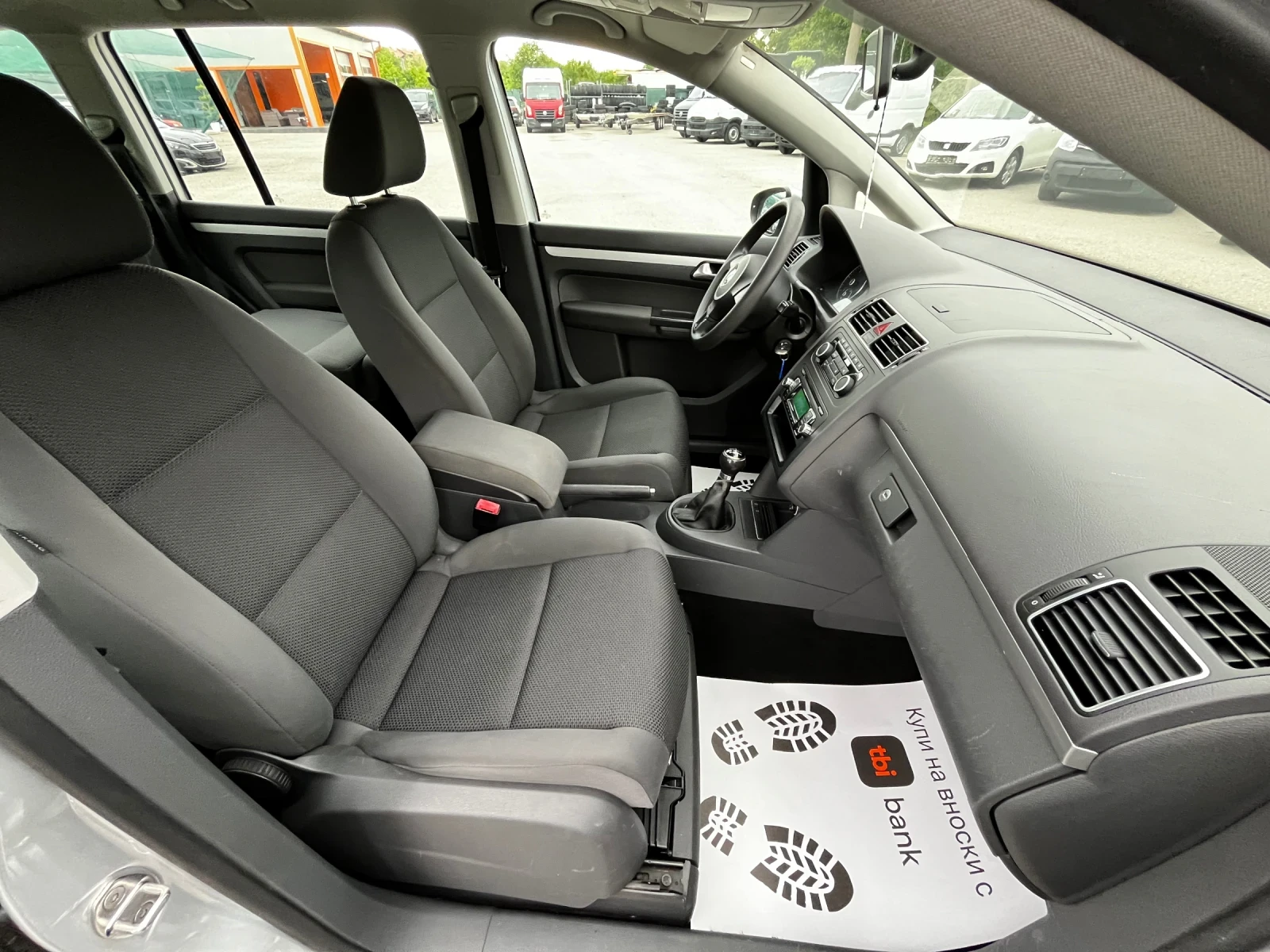 VW Touran 1.6TDI 6ск 7места, снимка 10 - Автомобили и джипове - 54681218
