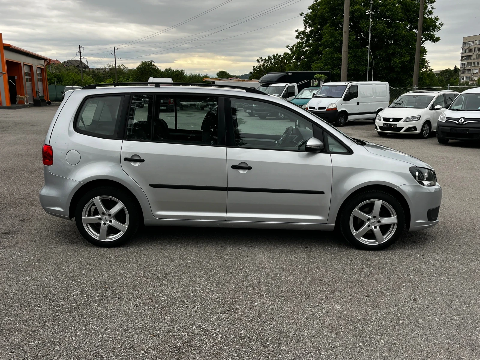 VW Touran 1.6TDI 6ск 7места, снимка 6 - Автомобили и джипове - 54681218