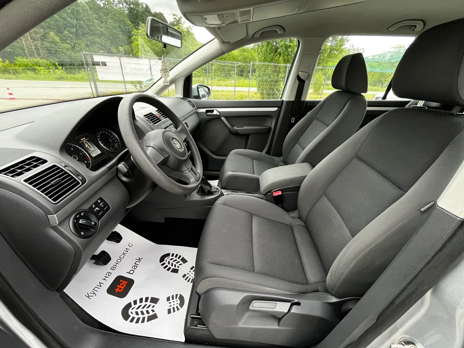 VW Touran 1.6TDI 6ск 7места, снимка 9 - Автомобили и джипове - 54681218
