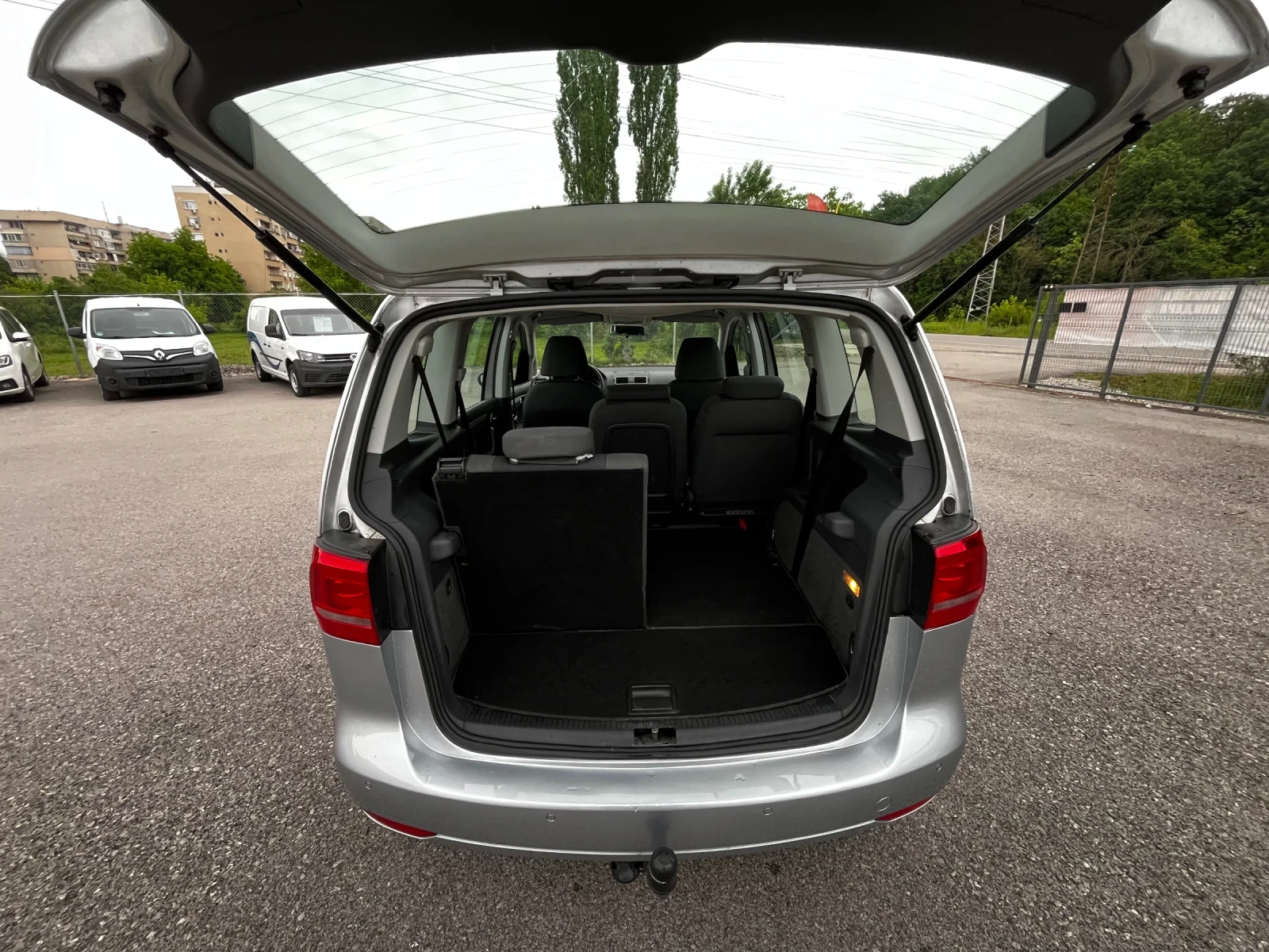 VW Touran 1.6TDI 6ск 7места, снимка 15 - Автомобили и джипове - 54681218