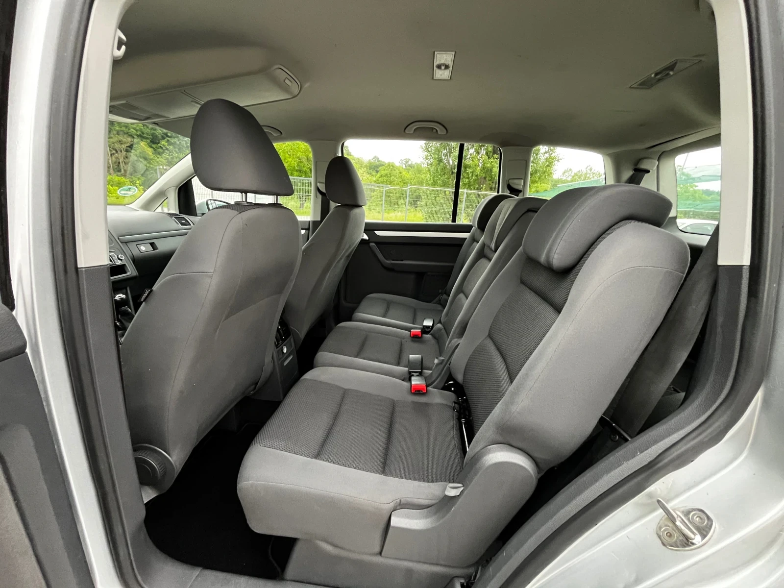 VW Touran 1.6TDI 6ск 7места, снимка 12 - Автомобили и джипове - 54681218
