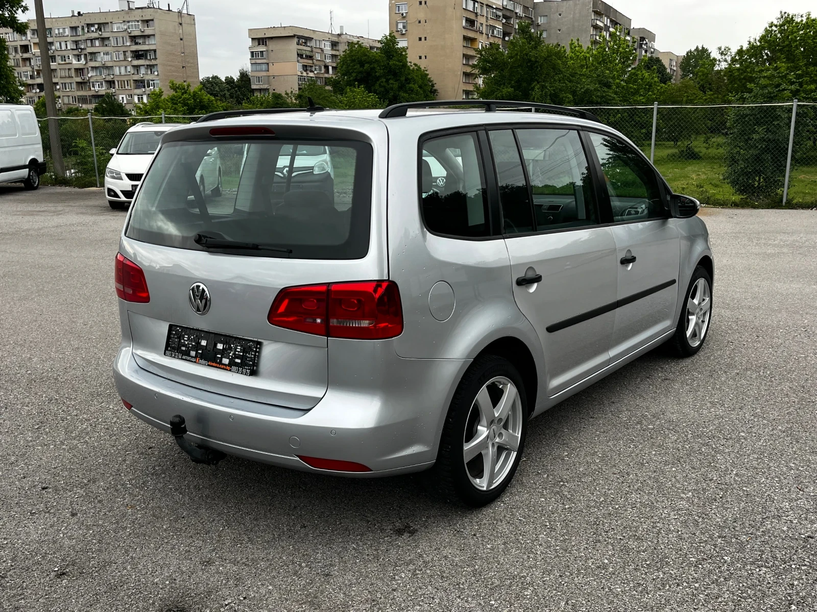 VW Touran 1.6TDI 6ск 7места, снимка 5 - Автомобили и джипове - 54681218