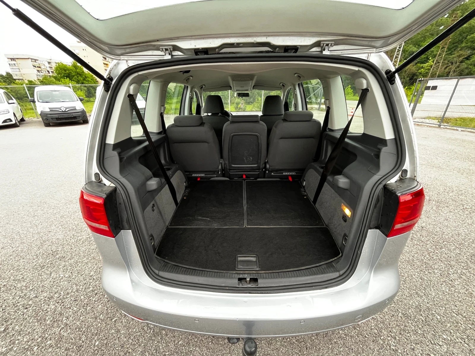 VW Touran 1.6TDI 6ск 7места, снимка 14 - Автомобили и джипове - 54681218