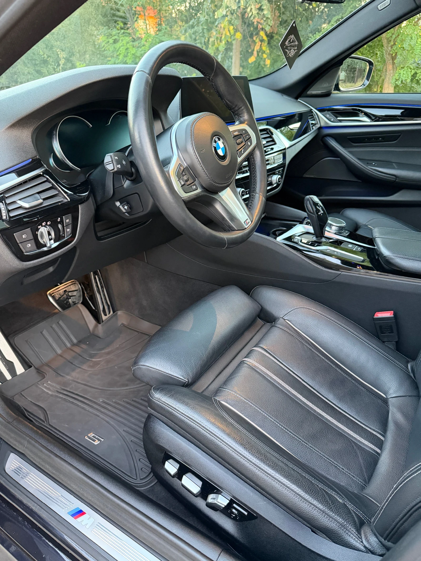 BMW 530 d xDrive Touring M-Sport Keyless AdapLED, снимка 9 - Автомобили и джипове - 56011883