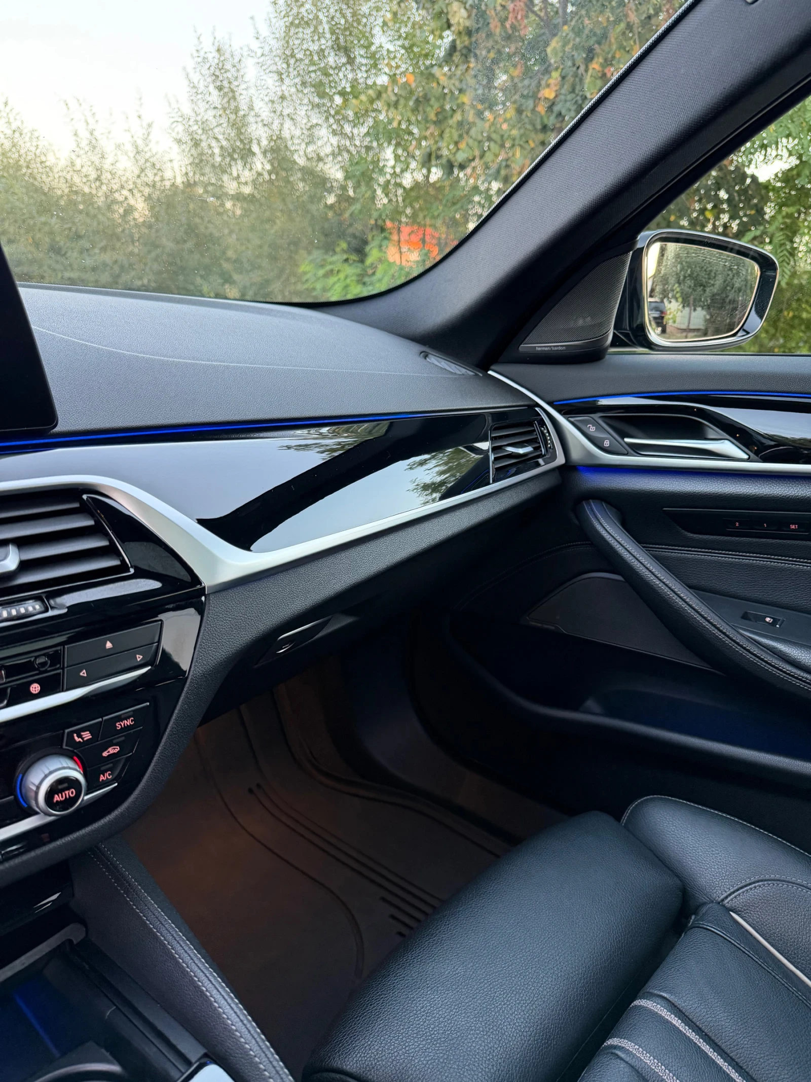 BMW 530 d xDrive Touring M-Sport Keyless AdapLED, снимка 11 - Автомобили и джипове - 56011883