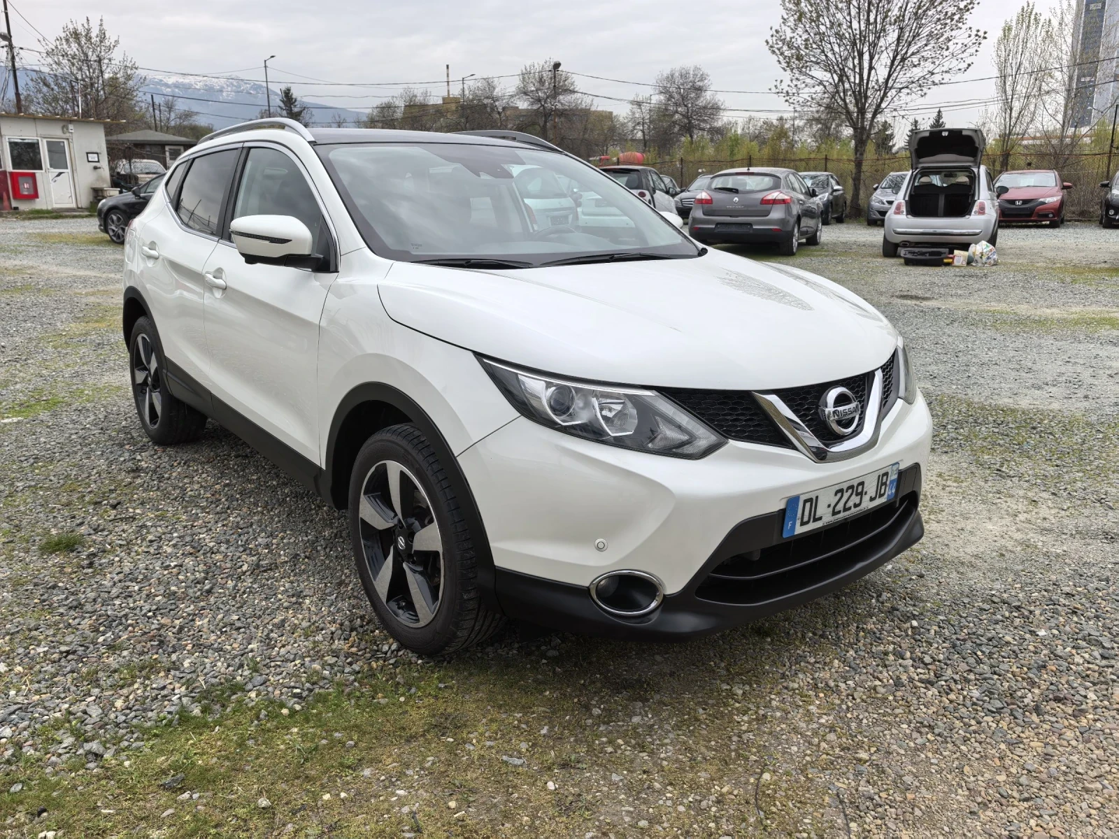 Nissan Qashqai 1.2T PANORAMA 360  (Сервизна история ) , снимка 2 - Автомобили и джипове - 54217118