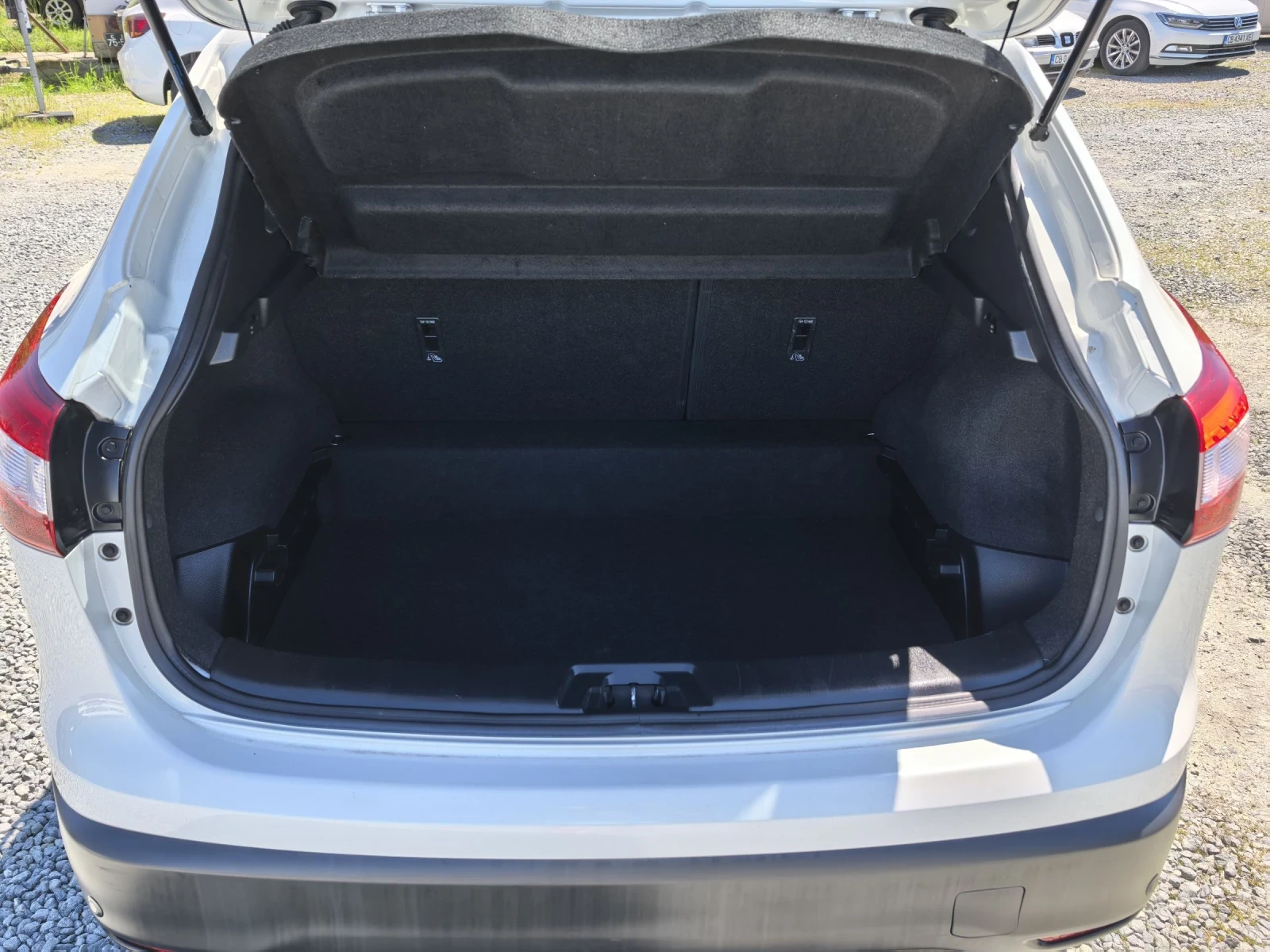 Nissan Qashqai 1.2T PANORAMA 360  (Сервизна история ) , снимка 16 - Автомобили и джипове - 54217118