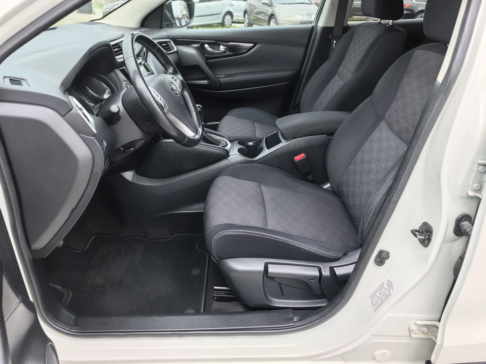 Nissan Qashqai 1.2T PANORAMA 360  (Сервизна история ) , снимка 12 - Автомобили и джипове - 54217118