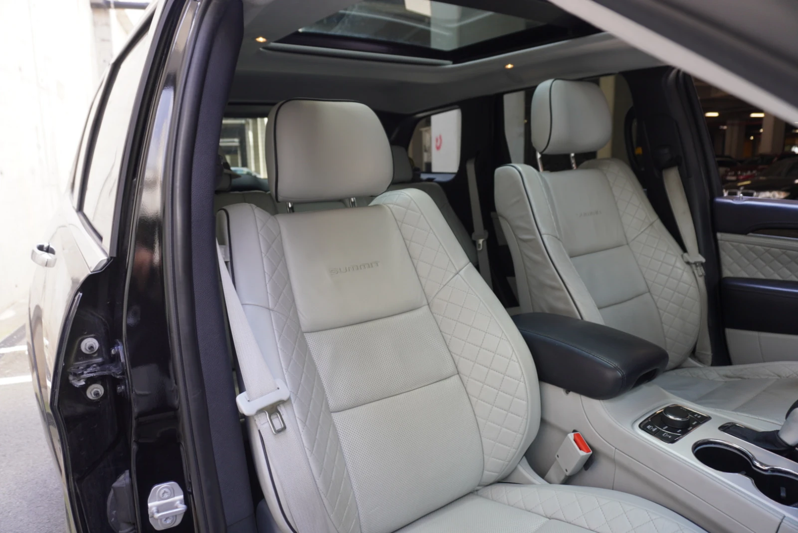 Jeep Grand cherokee SUMMIT 3.6 4X4 HARMAN ДИСТРОНИК CARPLAY ОБДУХВАНЕ, снимка 14 - Автомобили и джипове - 55544367