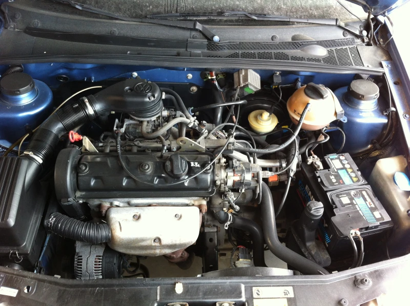 VW Golf 1.6 АГУ, снимка 4 - Автомобили и джипове - 50678397