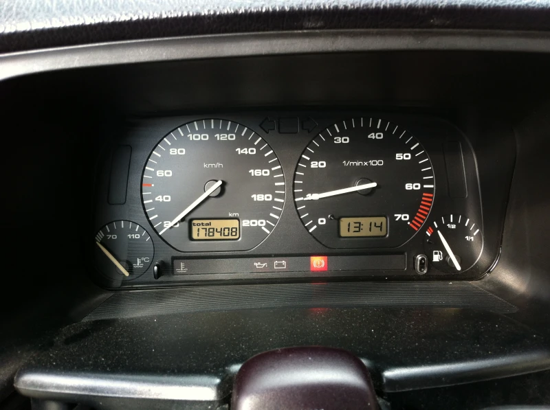 VW Golf 1.6 АГУ, снимка 10 - Автомобили и джипове - 50678397