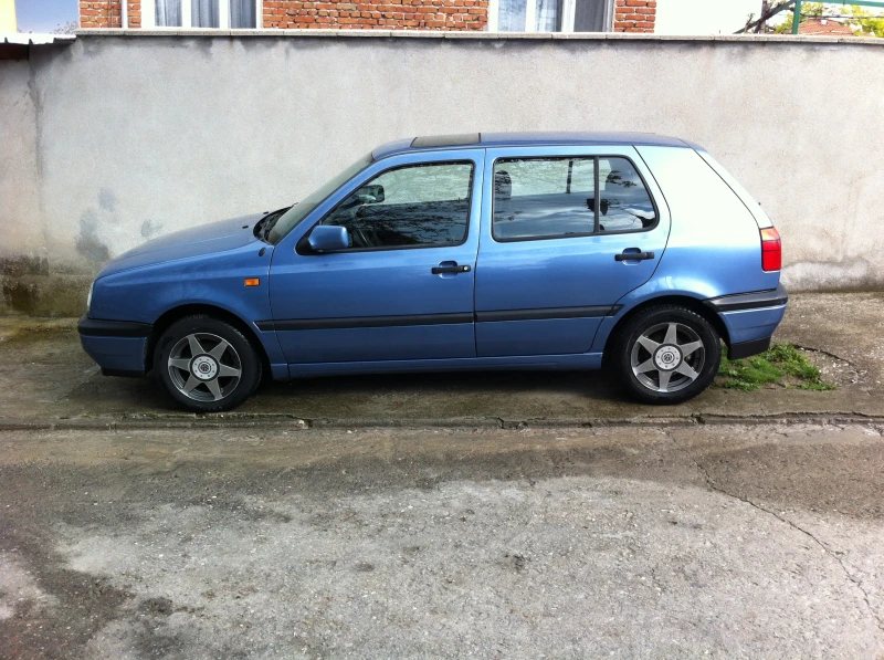VW Golf 1.6 АГУ, снимка 2 - Автомобили и джипове - 50678397