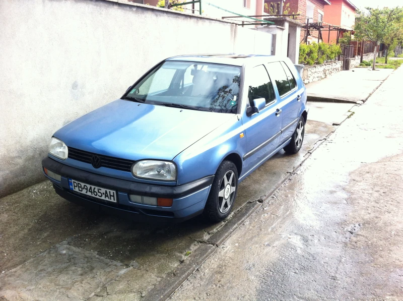 VW Golf 1.6 АГУ, снимка 3 - Автомобили и джипове - 50678397