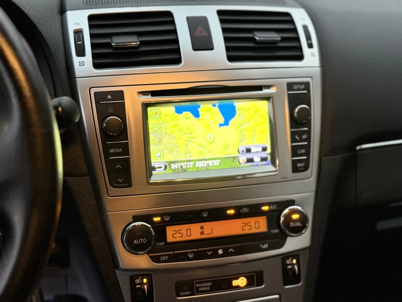 Toyota Avensis 1.8i/ ФЕЙСЛИФТ/ 6 СКОРОСТИ/ НАВИГАЦИЯ/ КАМЕРА, снимка 12 - Автомобили и джипове - 52304811