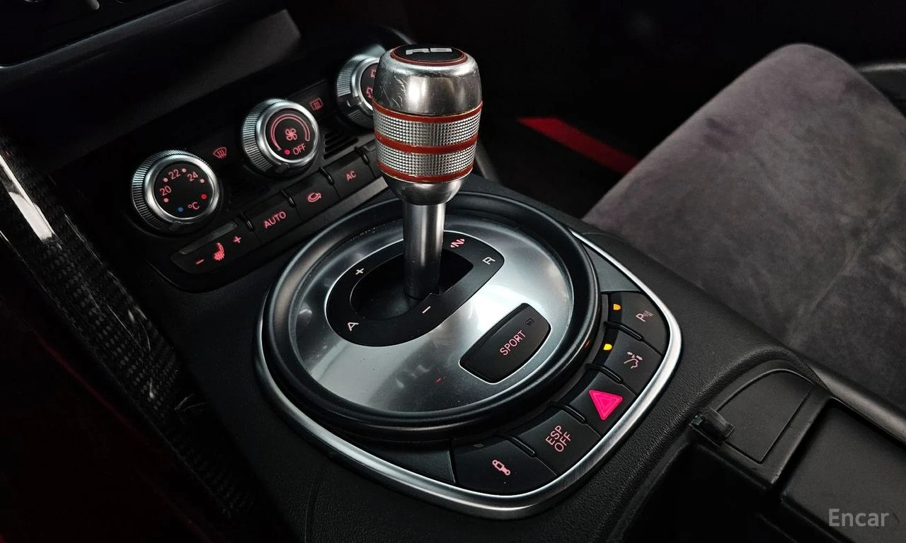 Audi R8 5.2 V10 COUPE* КОЖА* ПОДГРЕВ и ДР , снимка 8 - Автомобили и джипове - 54635905