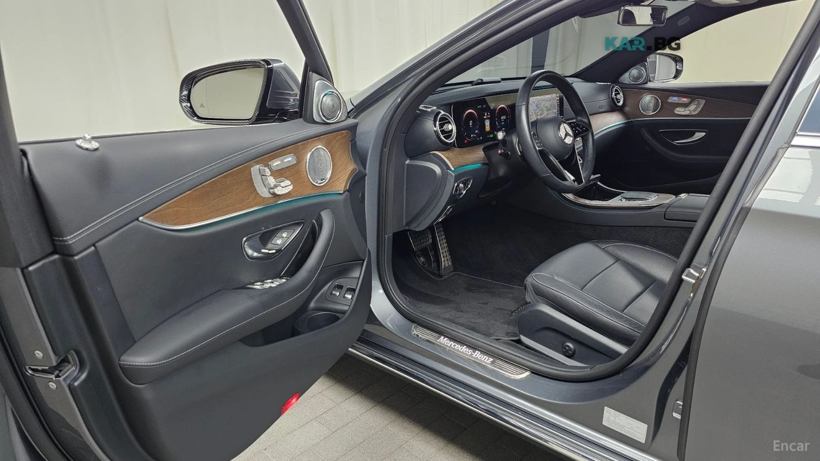 Mercedes-Benz E 300 4MATIC/HYBRID/DRIVE-ASSISTS/SUNROOF/PREMIUM, снимка 5 - Автомобили и джипове - 55751424