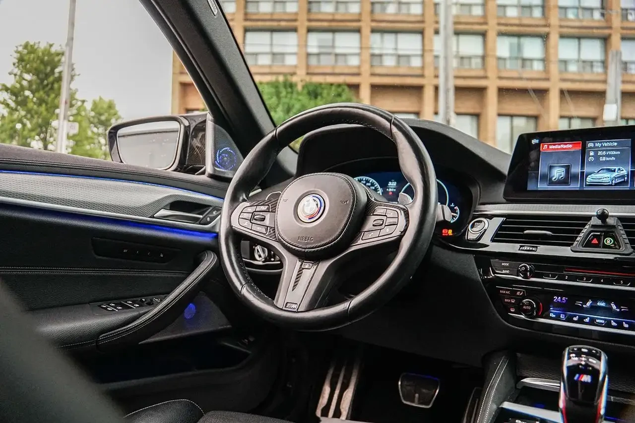 BMW 550 M550i xDrive | CARBON FIBER PKG| HUD| MASSAGE SEAT, снимка 5 - Автомобили и джипове - 56140173