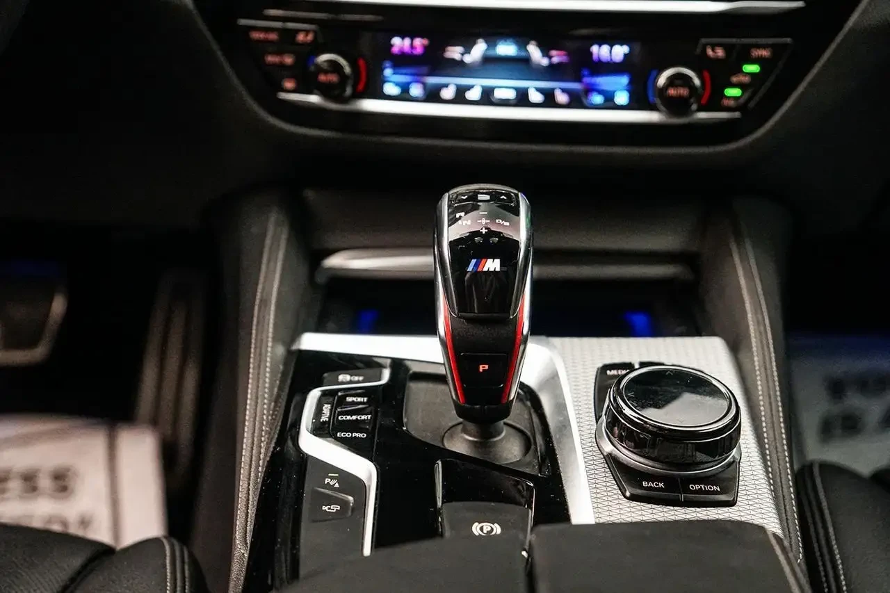 BMW 550 M550i xDrive | CARBON FIBER PKG| HUD| MASSAGE SEAT, снимка 10 - Автомобили и джипове - 56140173