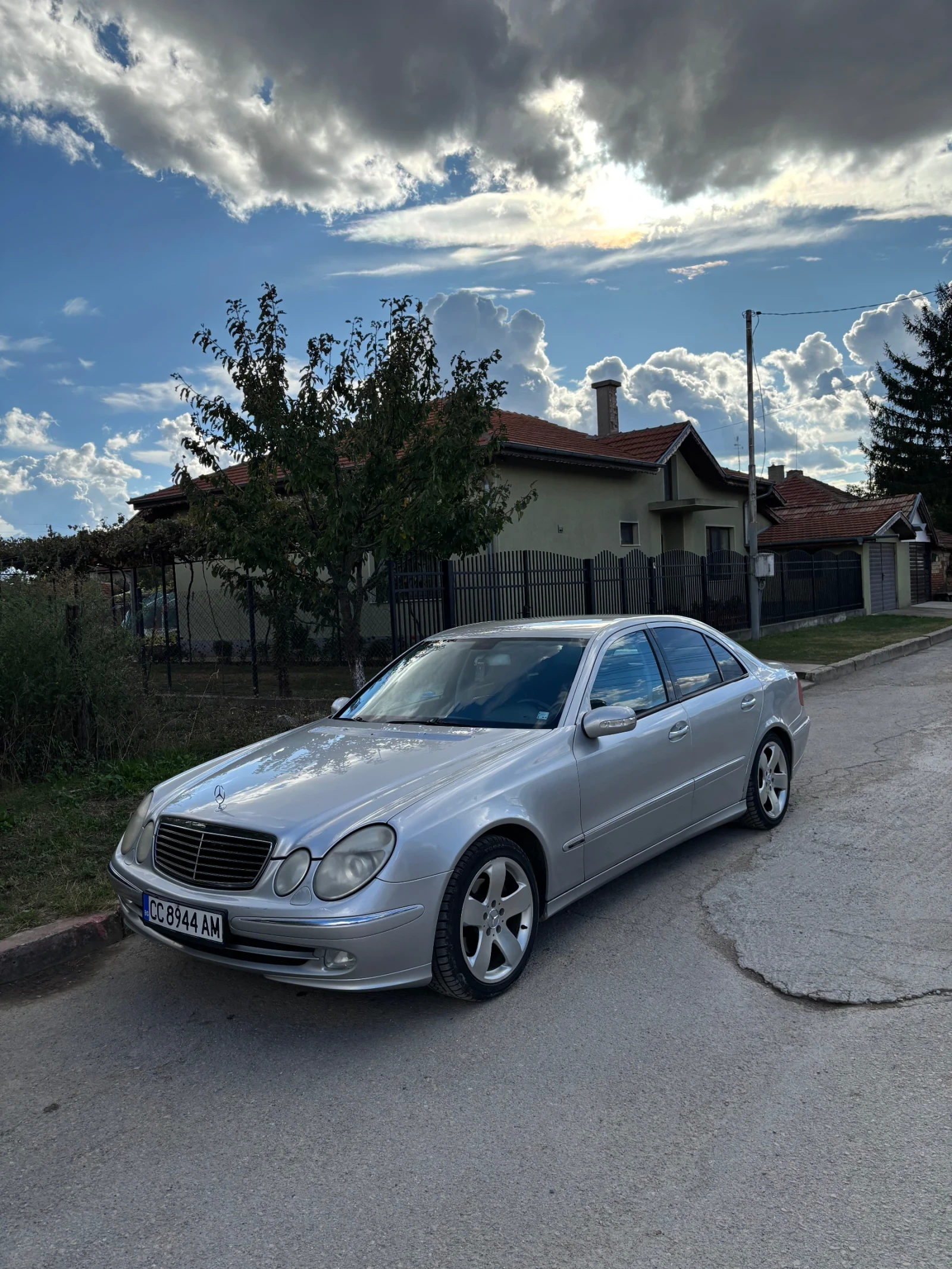 Mercedes-Benz E 220 Avantgarde, снимка 2 - Автомобили и джипове - 56602727