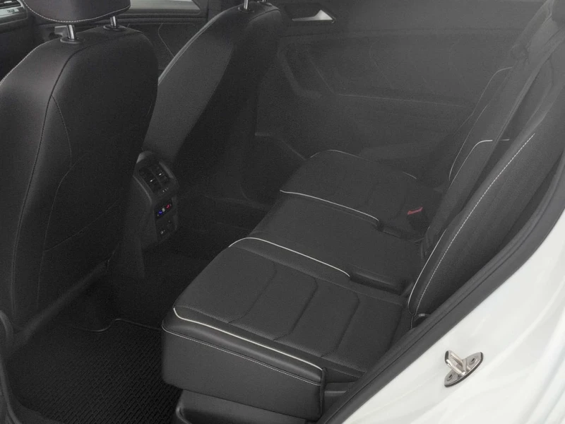 VW Tiguan Highline R Line  CARFAX, снимка 10 - Автомобили и джипове - 52929497