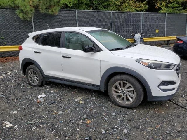 Hyundai Tucson 2.0L 4 Front-wheel Drive, снимка 7 - Автомобили и джипове - 48551684