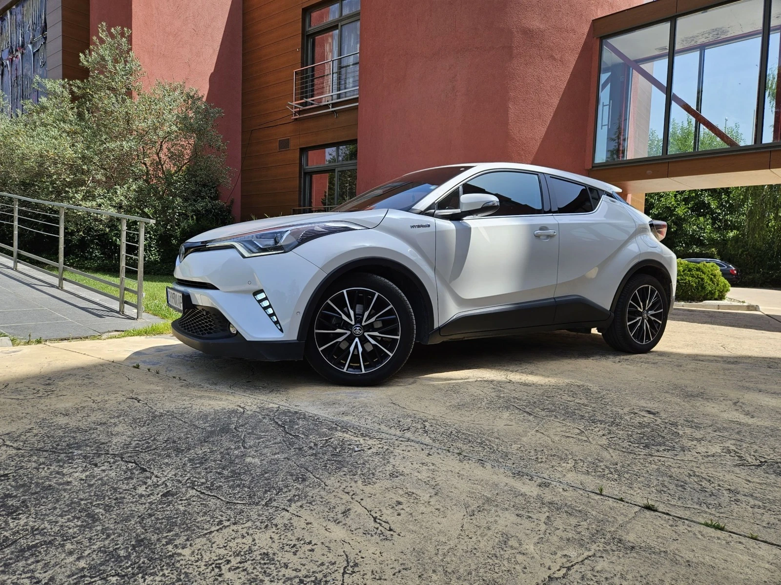 Toyota C-HR HYBRID  - изображение 8