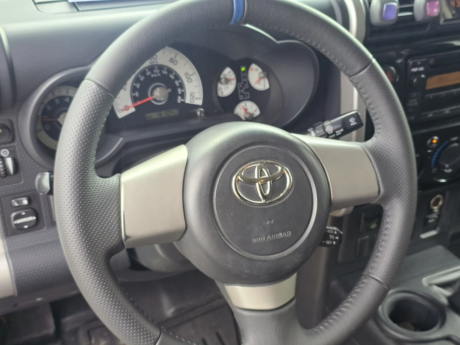 Toyota Fj cruiser 4.0Vvti/AVTOMAT/GAZ/ОБСЛУЖЕН - изображение 9