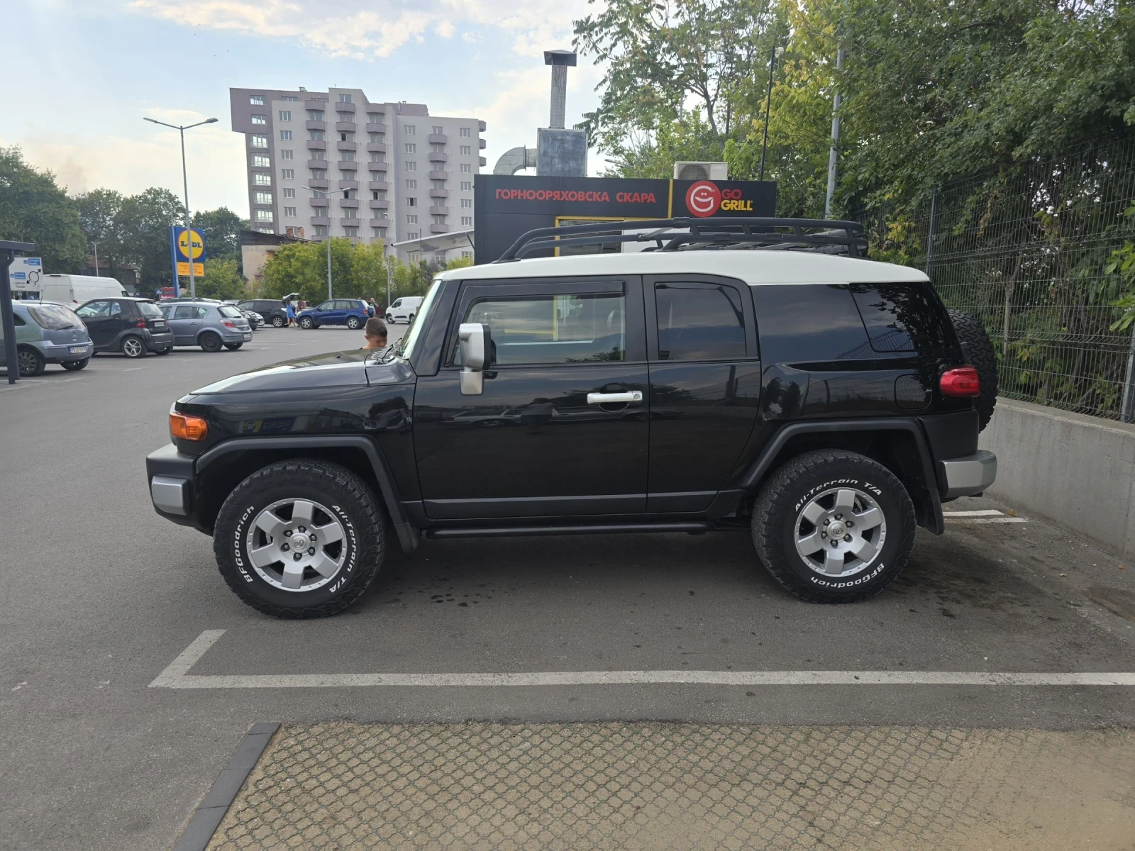 Toyota Fj cruiser 4.0Vvti/AVTOMAT/GAZ/ОБСЛУЖЕН - изображение 2