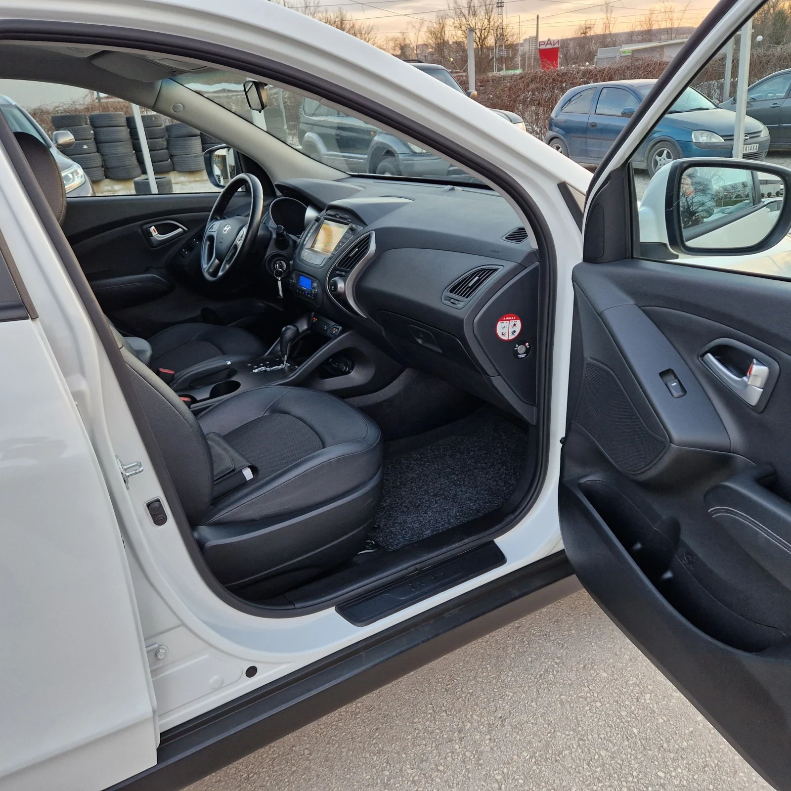 Hyundai IX35 2.0 166к.4Х4/НАВИ/КАМЕРА/КОЖА/ШВЕЙЦАРИЯ , снимка 11 - Автомобили и джипове - 53772689